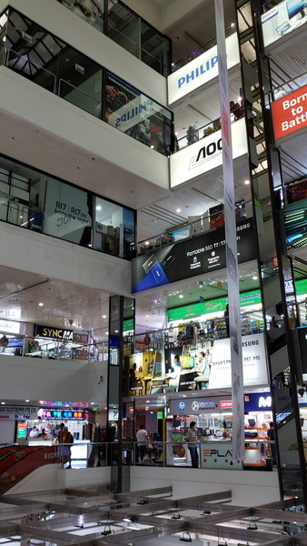 「Sim Lim Square」（シンリン・スクエア）全体の雰囲気やメジャーなお店の情報